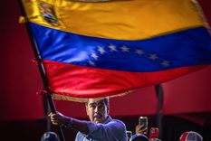 El presidente de Venezuela y aspirante a la reelección, Nicolás Maduro, agita una bandera en el cierre de su campaña este jueves en Caracas. Foto: EFE
