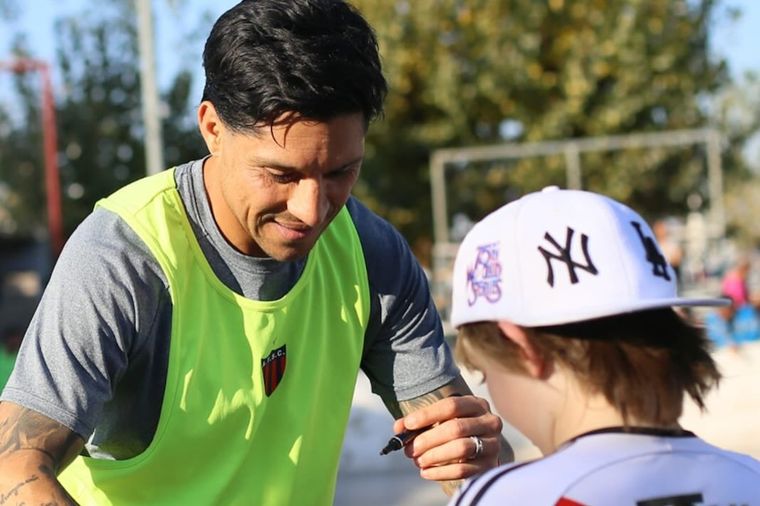 Un autógrafo con causa. Enzo Pérez dejó su huella en la jornada solidaria que Godoy Cruz organizó para acompañar a Emi Troncoso. Un autógrafo con causa. Enzo Pérez dejó su huella en la jornada solidaria que Godoy Cruz organizó para acompañar a Emi Troncoso.