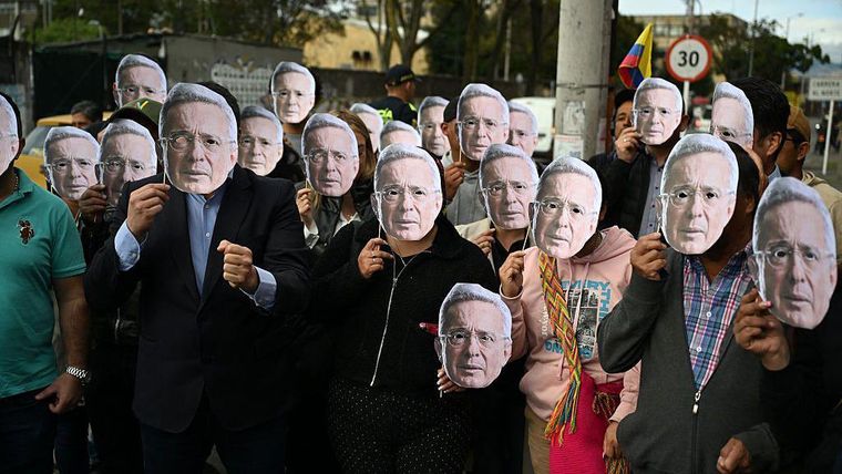 Seguidores del expresidente Uribe llegaron hasta el complejo judicial de Paloquemao, donde se llevaba a cabo la audiencia.