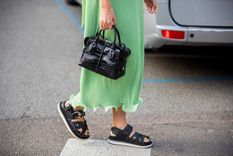 Las sandalias bajas serán nuestra mejor inversión para el verano Foto: InStyle