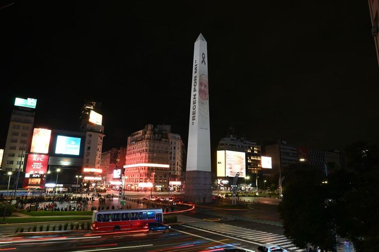 El Obelisco iluminado en homenaje a Francisco. Foto: Prensa CABA