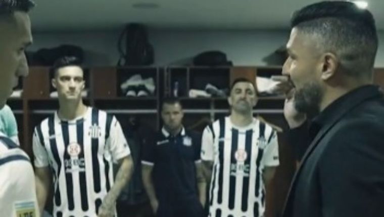 El DT le habla a los jugadores antes de salir a la cancha.