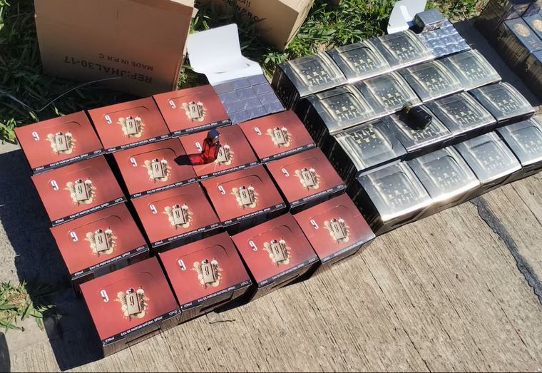 Cuatro ciudadanos extranjeros fueron detenidos tras ser sorprendidos transportando casi 2.000 frascos de perfumes árabes falsificados en un procedimiento en Villa Soldati.