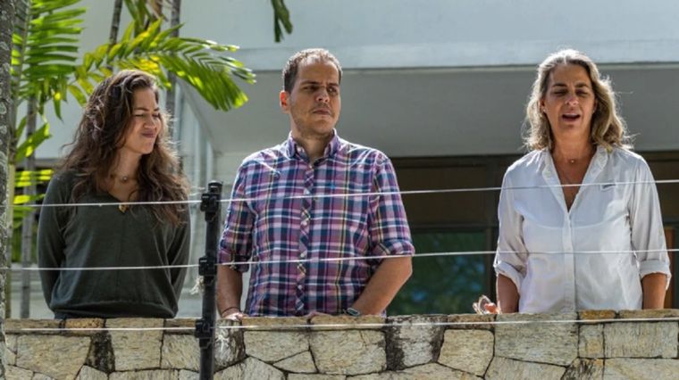 Claudia Macero (izquierda), Pedro Uchurrurtu y Magalli Meda, tres de los opositores asilados en la embajada argentina de Caracas desde marzo. Imagen del 1 de agosto. Foto: EPA