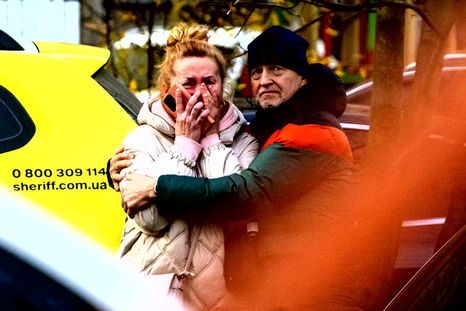 Los civiles de Ucrania siguen muriendo bajo los ataques de Rusia. Foto Efe