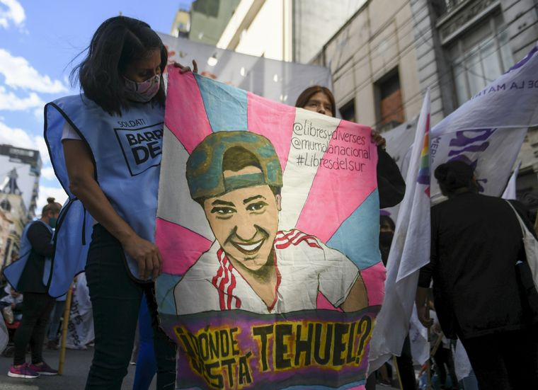 Comienza el Juicio por Tehuel a 3 años de su desaparición Bandera con la cara de Tehuel echa por organizaciones LGBTQ+ Foto: NA