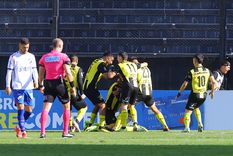 Peñarol aplastó a Nacional en el Campeón del Siglo.
