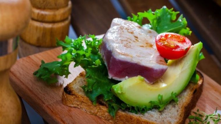 Esta tostada con atún fresco es tu mejor opción para una cena liviana Foto: Shutterstock