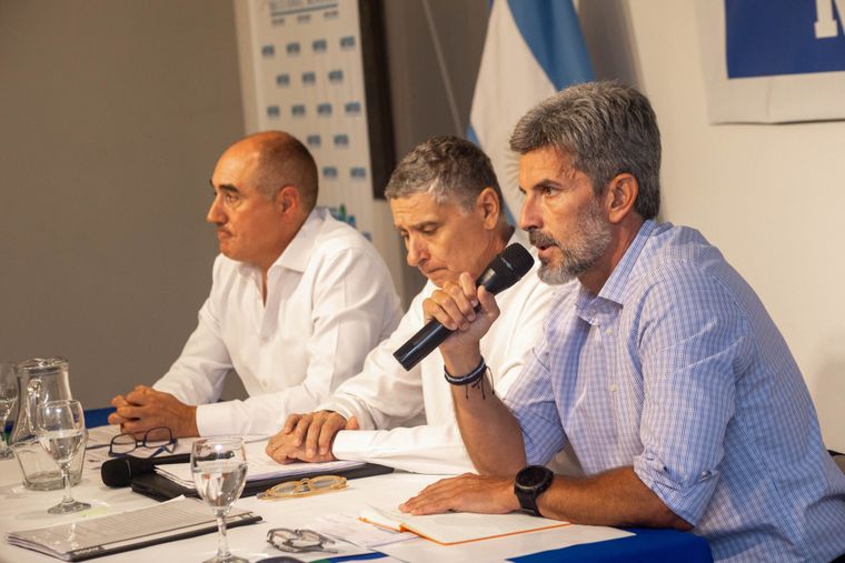 El intendente de Ciudad de Mendoza, Ulpiano Suarez, hizo de mediador en una charla sobre la reforma laboral que incluyó a empresarios y sindicatos.