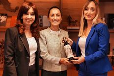 Cristina y Anabel junto a la presidenta electa de México y un vino icónico de la Argentina. Foto: Instagram