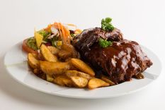 Ribs de cerdo a la barbacoa Una receta simple y muy sabrosa para hacer en pocos pasos. Foto: Shutterstock