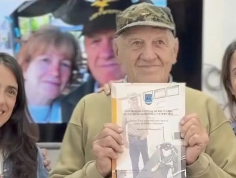 Con el diploma en mano, el flamante veterinario dedicó palabras a las nuevas generaciones: “Siempre hay que mirar para adelante”.&nbsp;