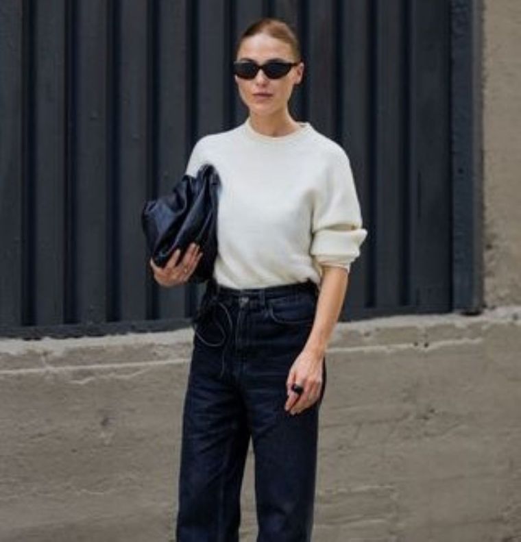 ¿Sofisticada, cómoda y clásica? Sigue estas ideas con jeasn y sweater blanco Foto: Woman&Home