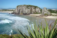 Esta playa del sur de Brasil sorprende con sus paisajes. Foto: Adriano Daka (torres.rs.gov.br)