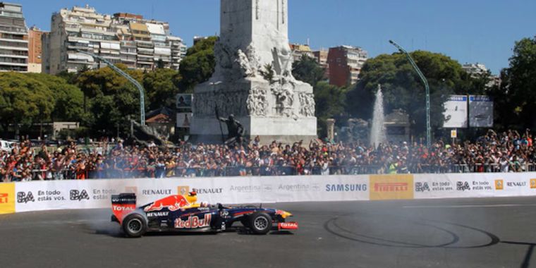 Daniel Ricciardo con su Red Bull en el barrio de Palermo. Daniel Ricciardo con su Red Bull en el barrio de Palermo.