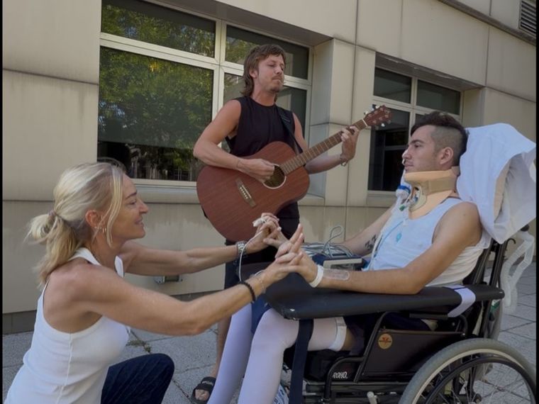 Junto a su madre y su amigo Nicolás Meardi. Junto a su madre y su amigo Nicolás Meardi. 