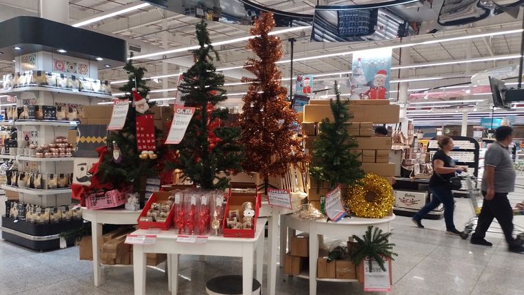En el comercio ya se siente la Navidad. Foto: Rodrigo DAngelo / MDZ