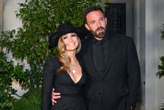Foto: https://peopleenespanol.com/ponte-bella/jennifer-lopez-ben-affleck-desfile-ralph-lauren/