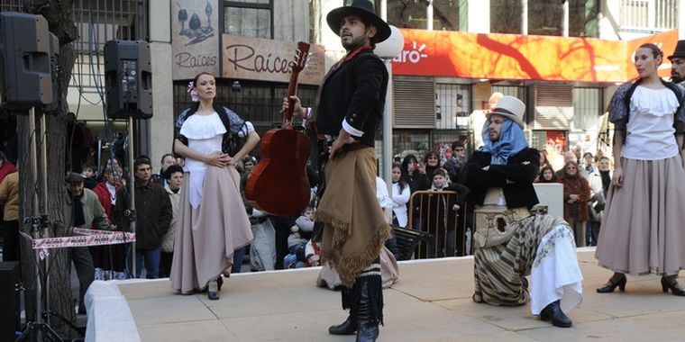 Cerca de las 10.30 comenzaron los festejos por el Patrono Santiago Apóstol. Foto: Alf Ponce / MDZ