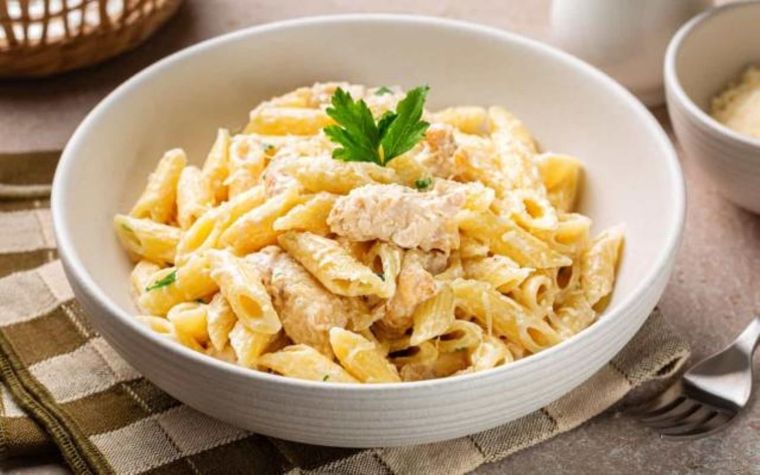 Deleita a tu familia con estas pastas picantes con pollo Foto: Shutterstock