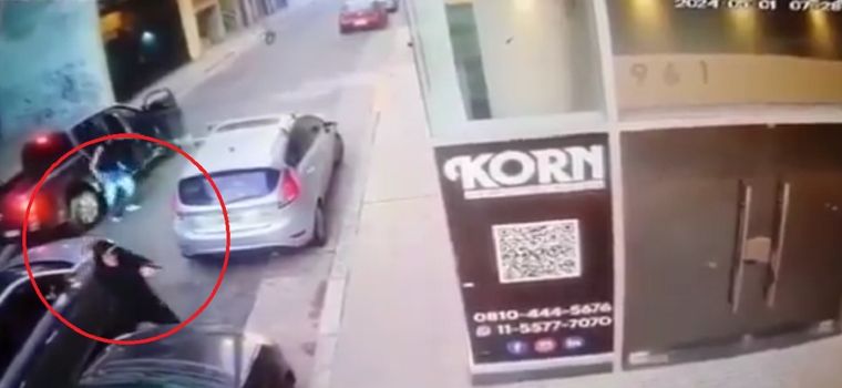 Un grupo de al menos cinco delincuentes abordó al defensor de 18 años Foto: captura video