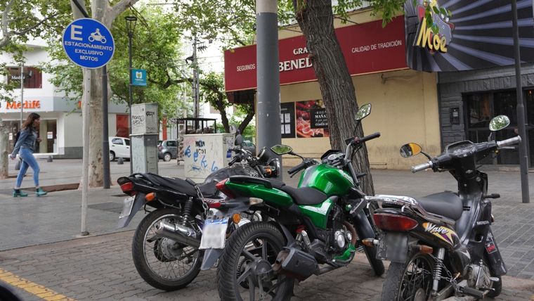 Estacionamiento gratis: uno de los beneficios de las motos. Foto: Rodrigo DAngelo / MDZ