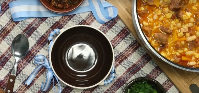 Con todos los ingredientes juntos se consigue el verdadero sabor de un buen locro casero. Foto: cucinare.tv