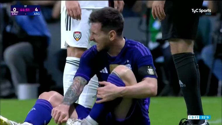 Messi quedó dolorido tras una falta en la goleada de la Selección argentina ante Emiratos Árabes Unidos.