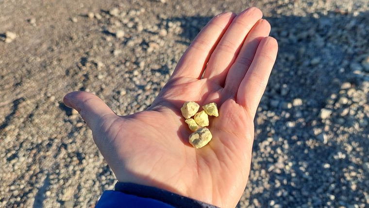 Todavía hay azufre en la zona. Todavía hay azufre en la zona.