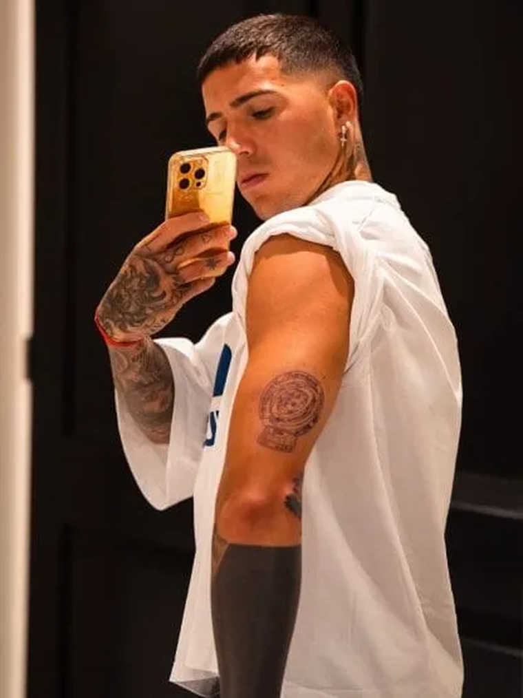 Enzo Fernández se tatuó el trofeo del Mundial de Clubes en su tríceps del brazo izquierdo. Enzo Fernández se tatuó el trofeo del Mundial de Clubes en su tríceps del brazo izquierdo.