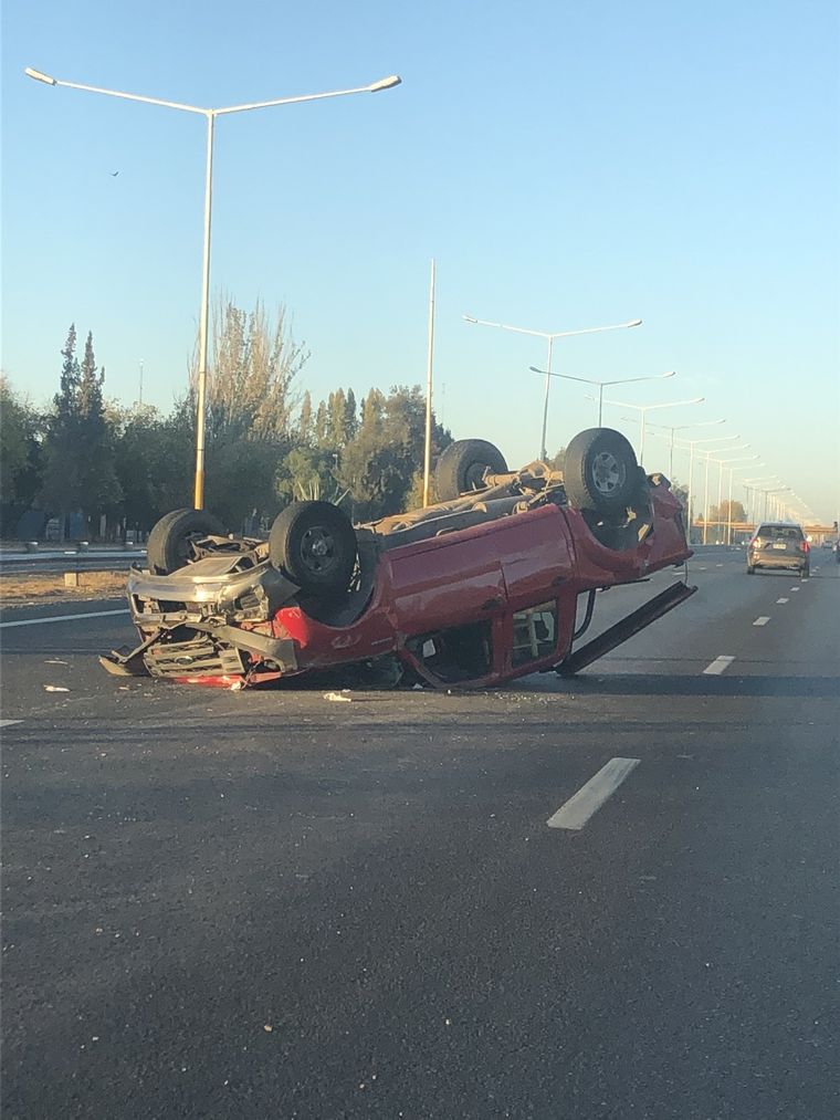 El vuelco ocurrió a la altura de Godoy Cruz Foto: @marsusmarcelo