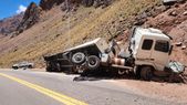 un camionero volco tras chocar contra un cerro en alta montana un camionero volco tras chocar contra un cerro en alta montana