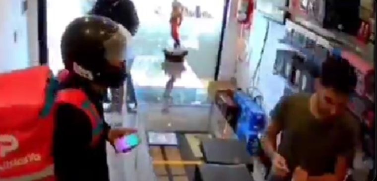 La secuencia quedó registrada por las cámaras de seguridad del local.  Foto: Captura de pantalla