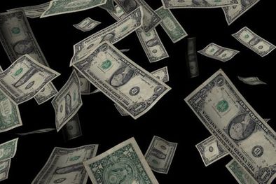 MDZol | Foto: GETTY IMAGES. Los maestros tenían cinco minutos para recoger la mayor cantidad de billetes de US$1 que usarían para financiar material educativo para sus clases.