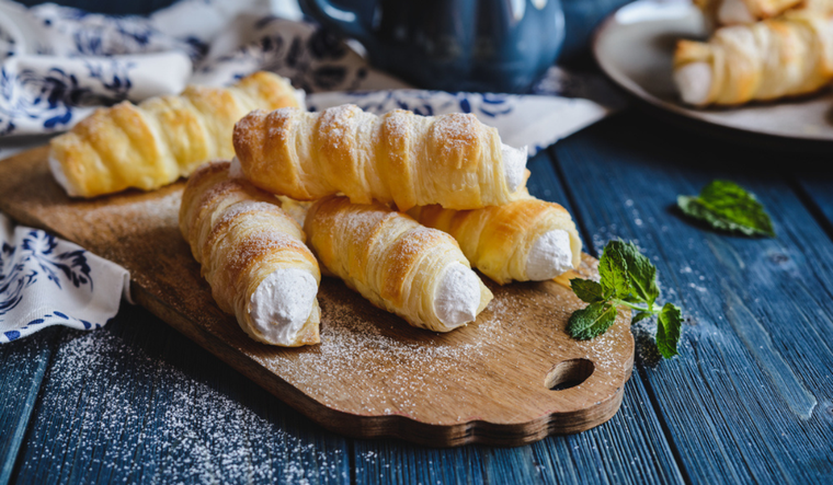 Cuernos de hojaldre rellenos de nata: un dulce clásico y fácil Foto: Shutterstock