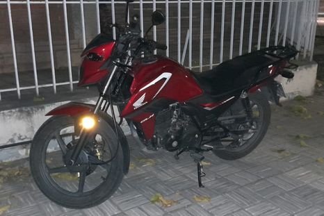 La motocicleta fue encontrada abandonada en la vía pública. La motocicleta fue encontrada abandonada en la vía pública.