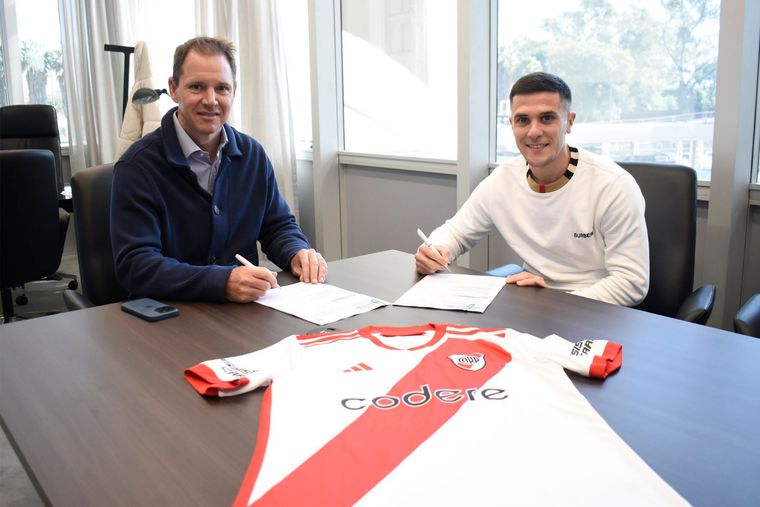 River había anunciado la contratación de Bustos con foto y todo, pero inmediatamente eliminó el post. Foto: River Plate