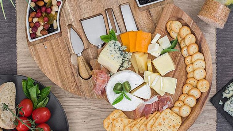 Cena en pequeñas mesas unidas. Crédito de la imagen: ChefSofi