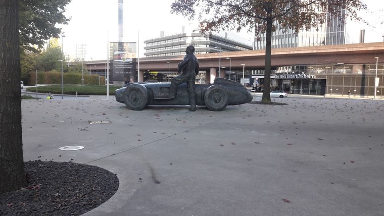Juan Manuel Fangio, figura destacada en el ingreso al Museo Mercedes-Benz en Stuttgart, Alemania. Juan Manuel Fangio, figura destacada en el ingreso al Museo Mercedes-Benz en Stuttgart, Alemania.