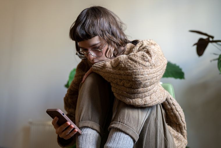 Según un estudio de la Organización Mundial de la Salud (OMS), el 21% de los adolescentes se ven afectados por la soledad, es decir, 1 de cada 5. Según un estudio de la Organización Mundial de la Salud (OMS), el 21% de los adolescentes se ven afectados por la soledad, es decir, 1 de cada 5.