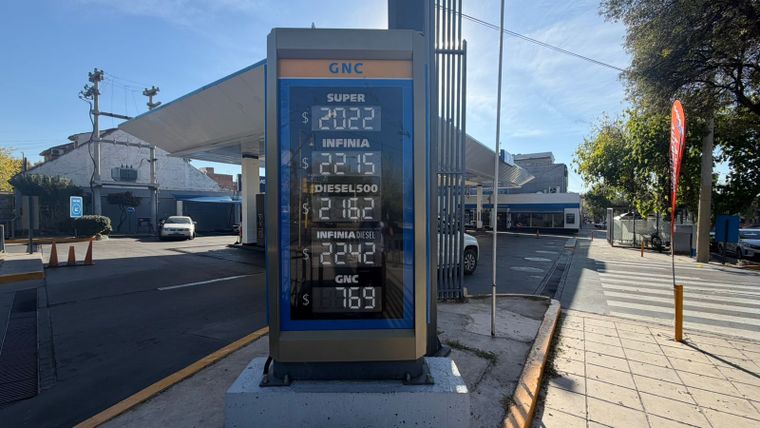 El titular de YPF descartó una suba plena de los combustibles porque bajaría aún más el consumo