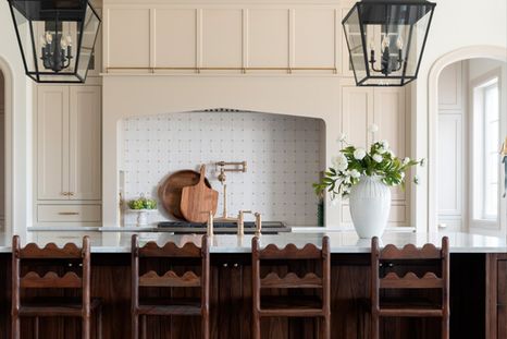 La simetría aporta armonía y estilo al diseño de interiores. Créditos: Logan Quinton.