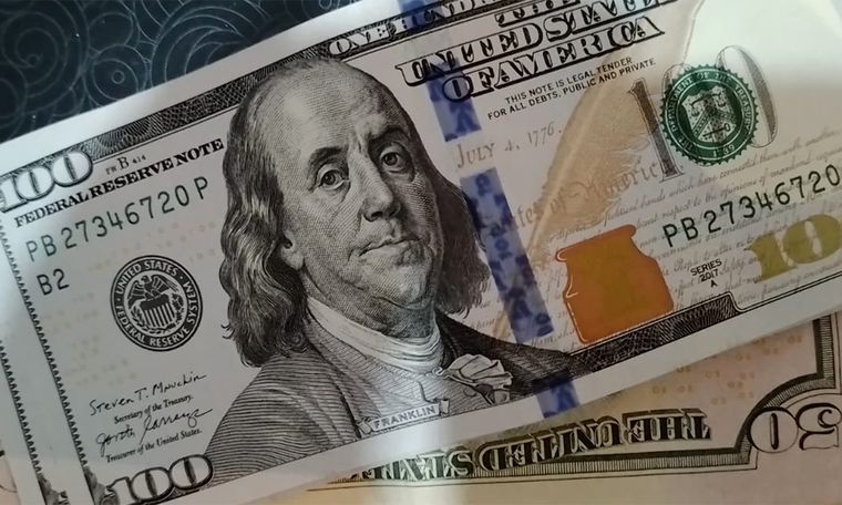 Se ha recalentado en los últimos días el precio del dólar blue Foto: Walter Moreno/MDZ. Fotografía con Moto G32