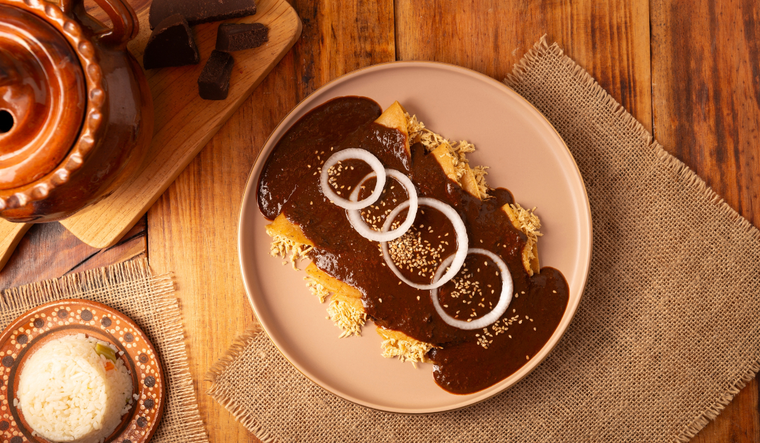 La receta de enmoladas nació como una forma práctica de aprovechar el mole sobrante, transformándolo en una receta completa y llena de sabor. La receta de enmoladas nació como una forma práctica de aprovechar el mole sobrante, transformándolo en una receta completa y llena de sabor.