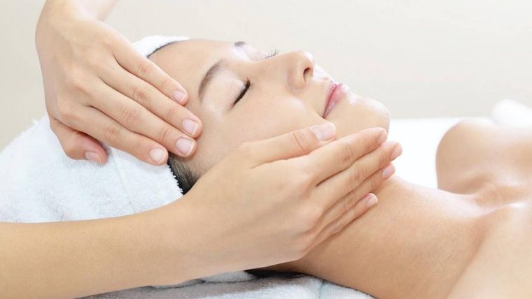 Uno de los masajes faciales japonices más efectivos. Foto: Diario As