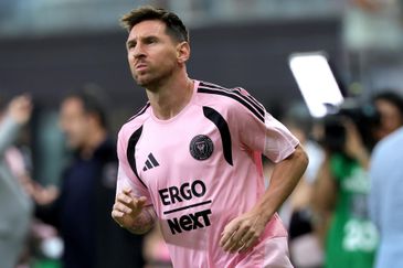Lionel Messi tuvo que intervenir para calmar a los hinchas de Inter Miami en medio de un clima caliente ¡cuando su equipo ganaba 2-0!. Lionel Messi tuvo que intervenir para calmar a los hinchas de Inter Miami en medio de un clima caliente ¡cuando su equipo ganaba 2-0!.