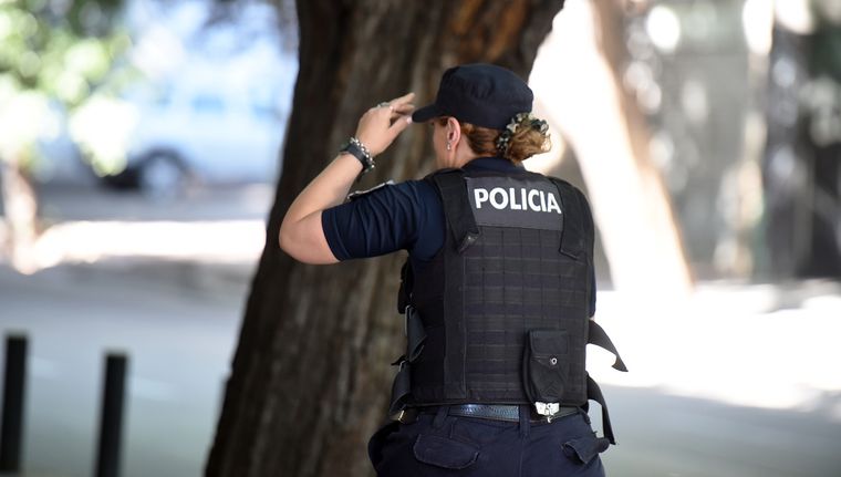 La banda utilizaba uniformes policiales (imagen ilustrativa). Foto: Rodrigo DAngelo / MDZ