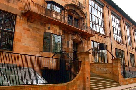 La escuela de arte de Glasgow de Escocia (edificio Mackintosh) es considerado una de las grandes obras del Art Nouveau británico, movimiento que se destaca principalmente por el uso de líneas curvas y sinuosas.