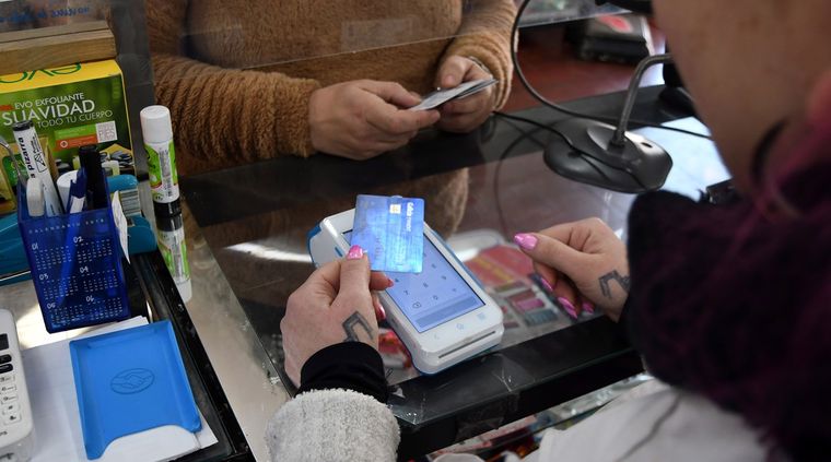 Los usuarios de tarjetas de crédito recibirán una importante devolución. Foto: ALF PONCE MERCADO / MDZ