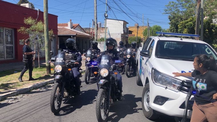 Una gran cantidad de efectivos detuvieron la marcha de la réplica del yate Bandido